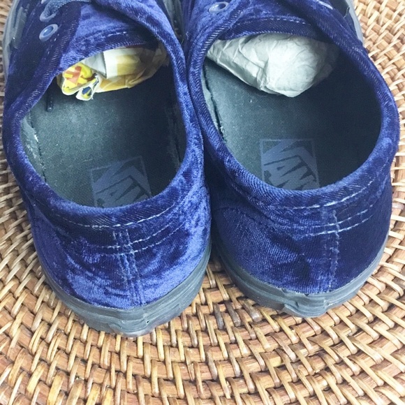 Vans Women’s Dark Blue Velvet Shoes Size 7 - Picture 4 of 5